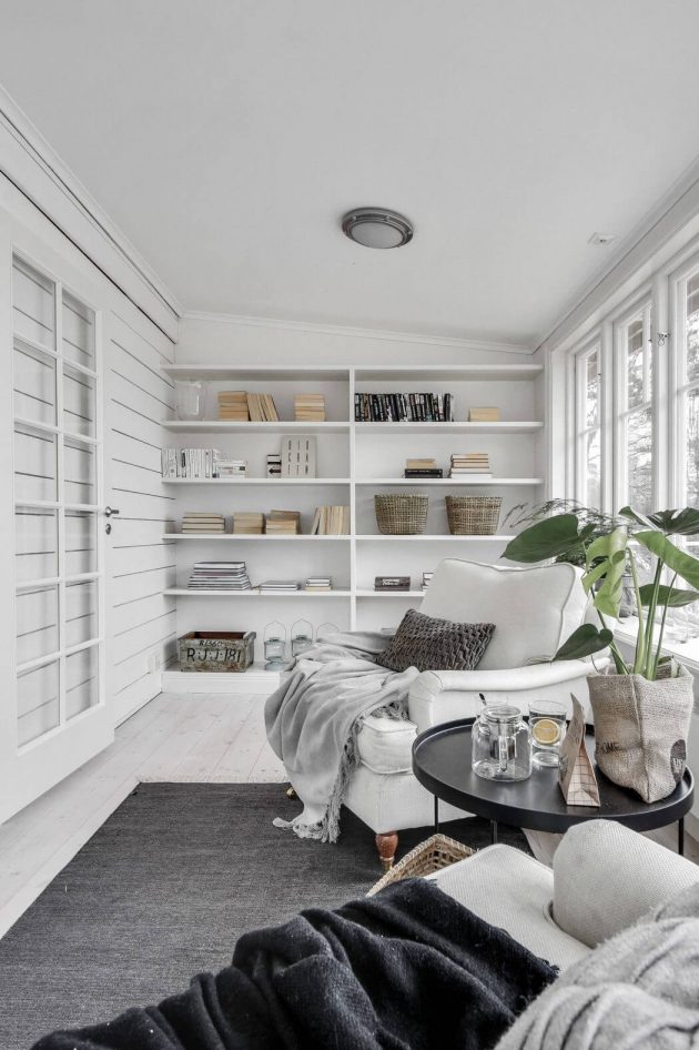 coin salon bow window dans une maison jaune