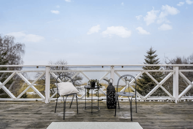 maison jaune terrasse au bord du lac