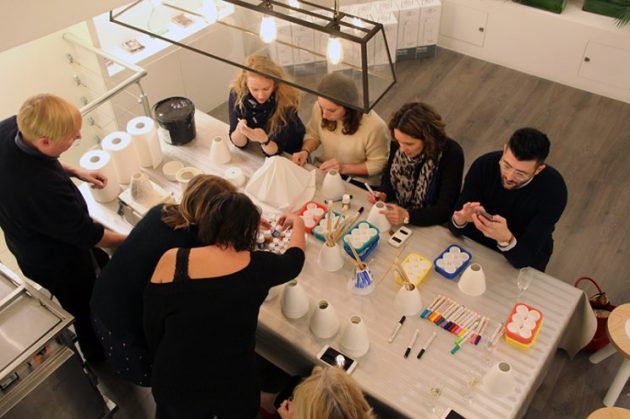 Personnaliser une lampe abat-jour porcelaine posca diy