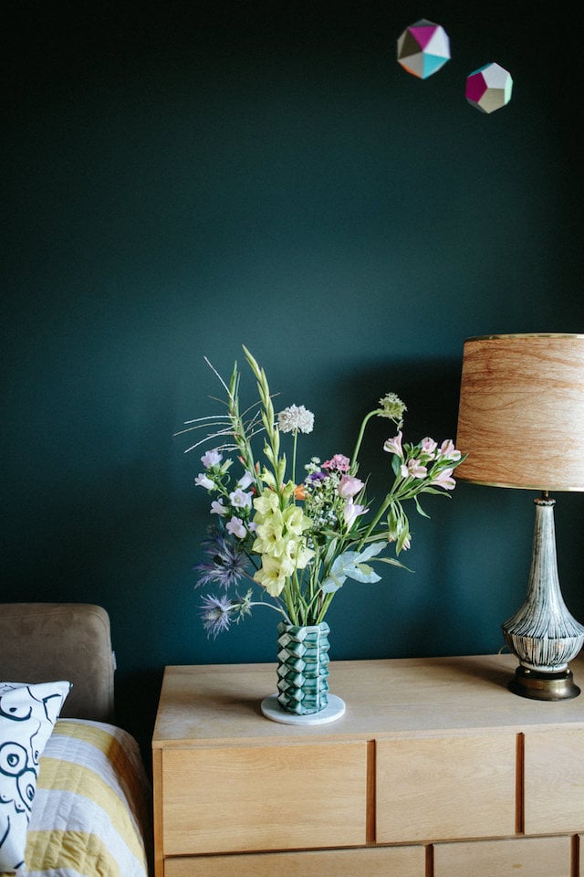 Chez decoration appartement de melodie michel berger les plantes et fleurs sont dans toutes les pièces.