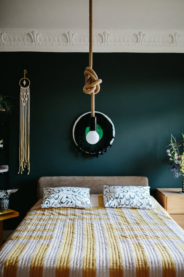 Pour sa chambre Melodie Michel Berger a choisi la peinture verte de farrow and ball et de touche deco boho boheme chic