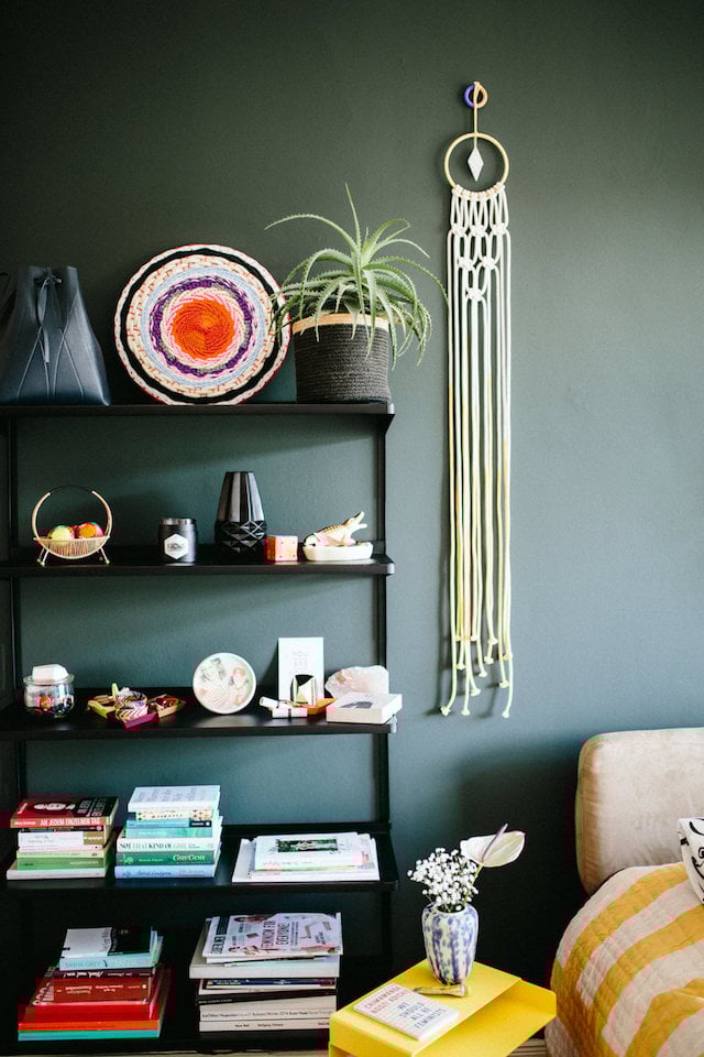 Dans la chambre le mur vert complete l'effet urban jungle.