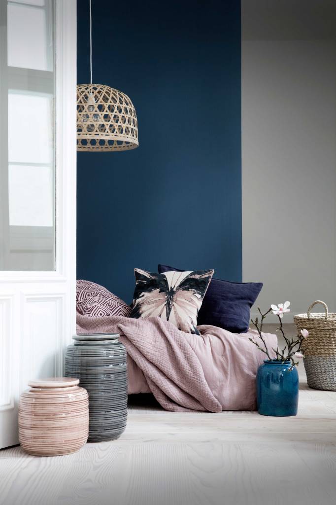 décoration en rotin dans la chambre scandinave rose pale et bleu marine pantone 2020 classic blue vase fleur de cerisier