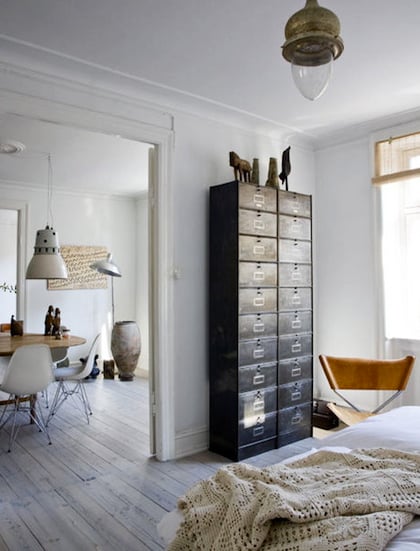 grande armoire métallique d'atelier dans la chambre