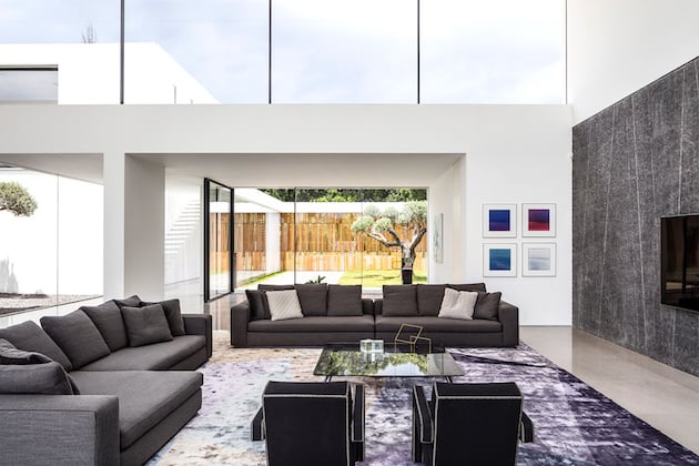 salon minimaliste maison transparente en verre