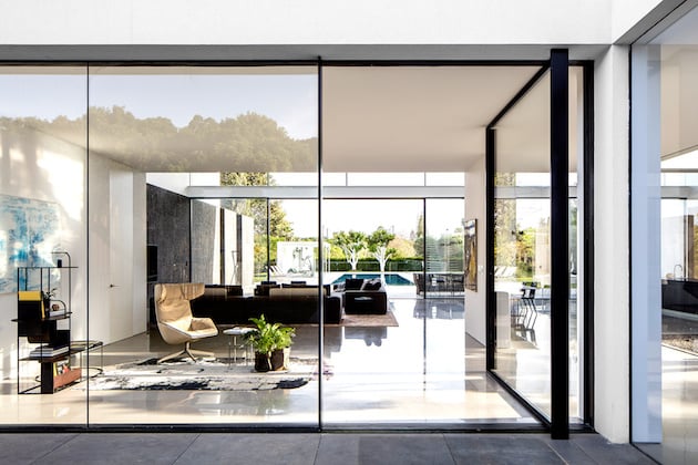 entree porte verre pivotante maison transparente