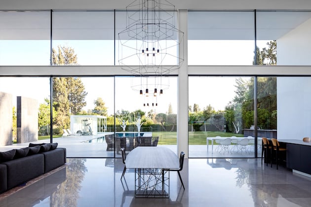 piscine minimaliste maison transparente