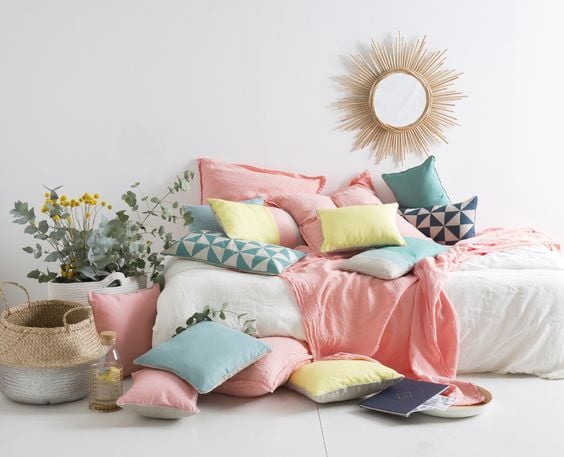 déco printemps : fleurs, rotin couleurs chaudes et vives