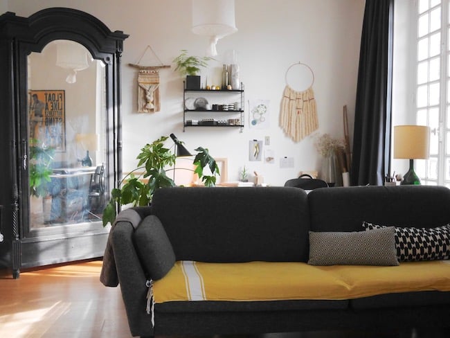 séparer deux espaces du salon noir avec un canapé