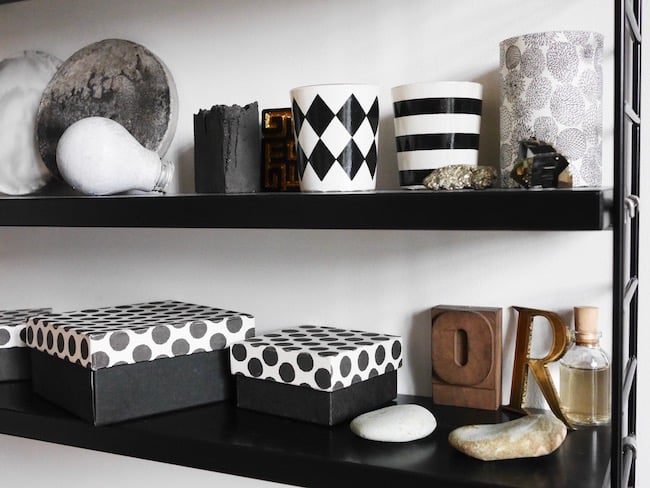 salon noir et blanc étagère minimaliste style scandinave clemaroundthecorner.com