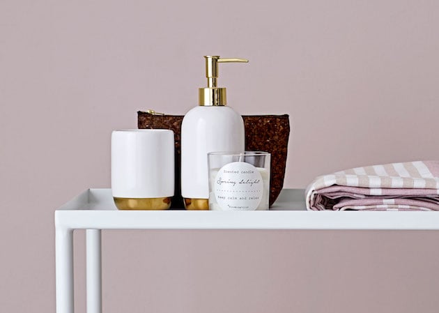 joli flacon de salle de bain blanc et doré