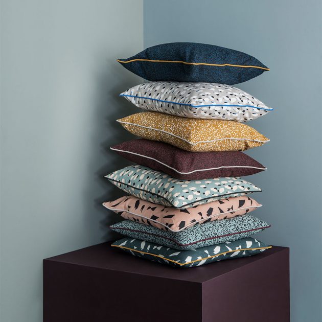 tas de coussins motif granito