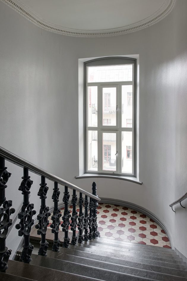 escalier immeuble 1800 carrelage hexagone moulure