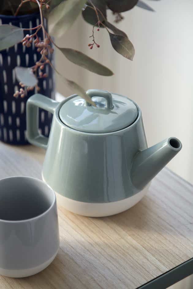 theiere en porceleine bleu gris et blanc decoration minimaliste