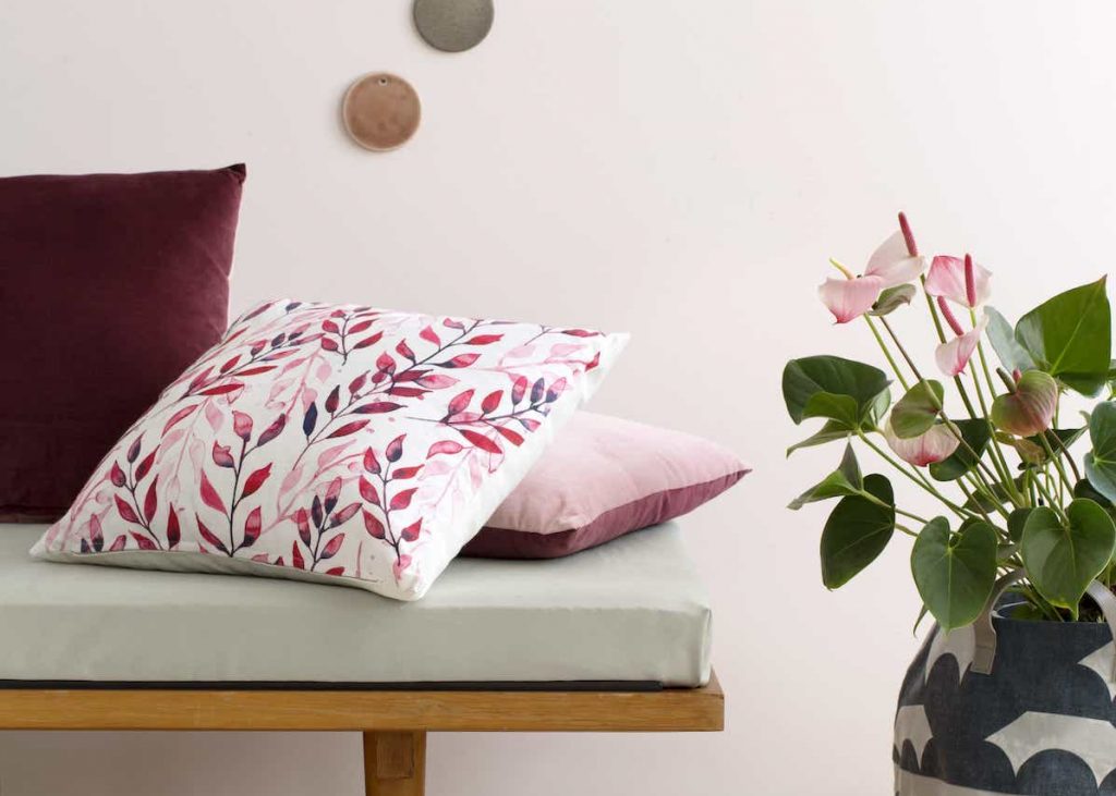 salon banquette velours framboise rouge mur rose pale