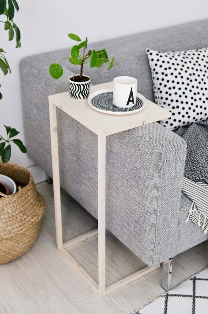 idee diy en quelques heures avec des tasseaux et une planche de bois pour un plateau de canapé