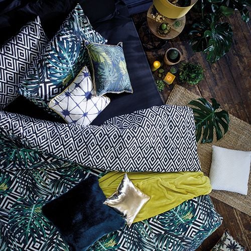 chambre tropicale linge lit coussins couette couleurs