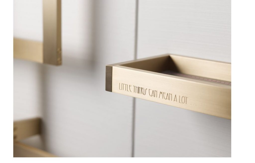 etagere décoration en métal doré - blog déco - clem around the corner