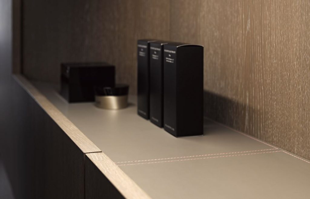 etagere cuir bois deco minimaliste sous les toits