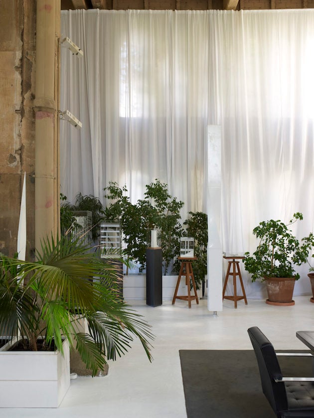 la nature envahit la deco industrielle par ricardo bofill