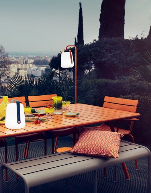 Blog déco clem around the corner Fermob terrasse éclairée meuble table orange style 70s