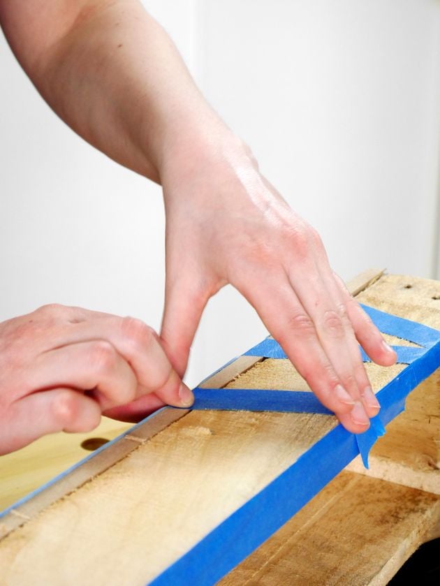 comment utiliser scotch blue pour peindre triangle sur du bois