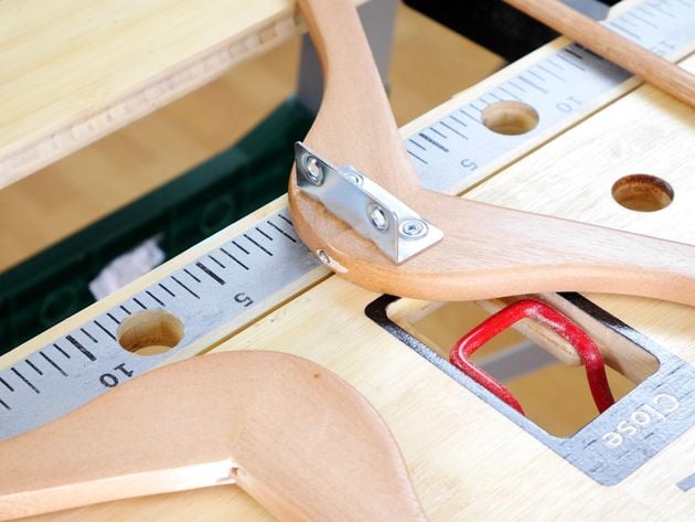 assemblage avec equerre table diy vinyle