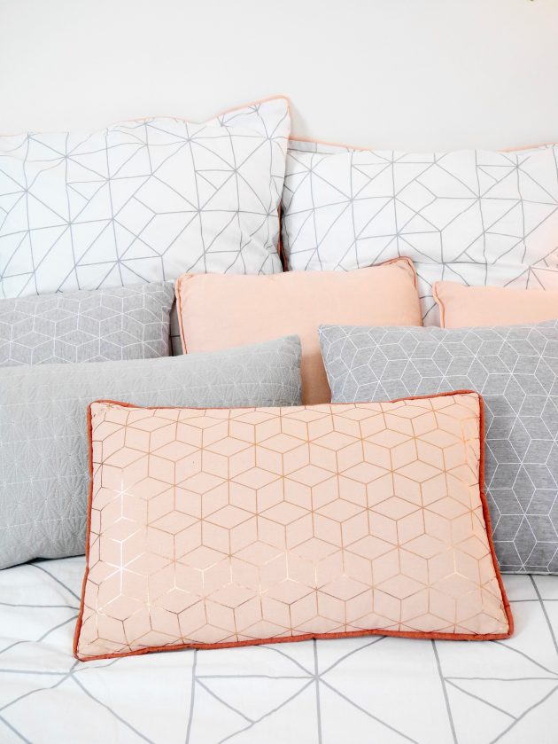 chambre d'ado coussin rose gris graphique deco