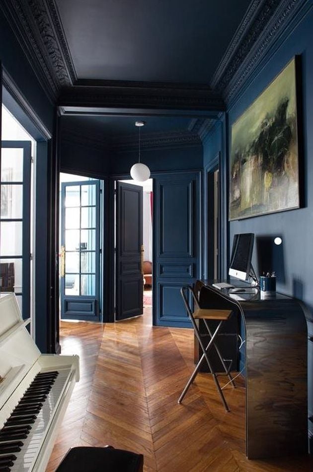 mur bleu indigo association parquet bois