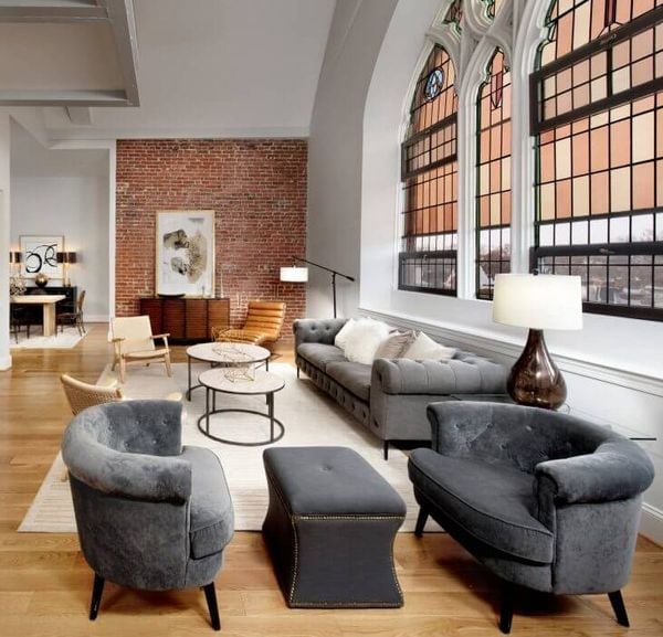 salon cosy grandes vitres eglise transformee en maison