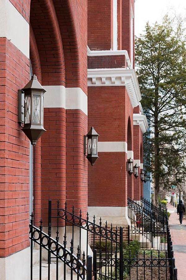 entree eglise brique eglise trasnformee lampions 