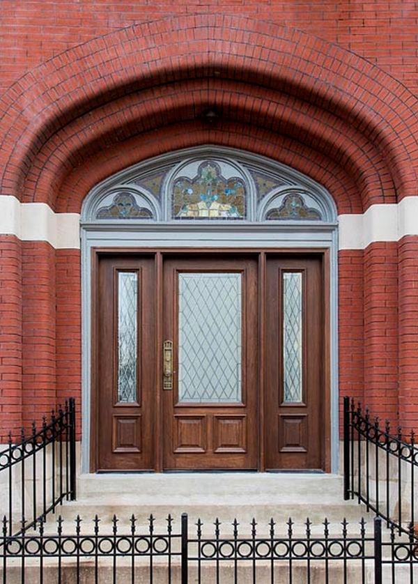 porte devant eglise transformee gothique brique blanc rouge bois grillage