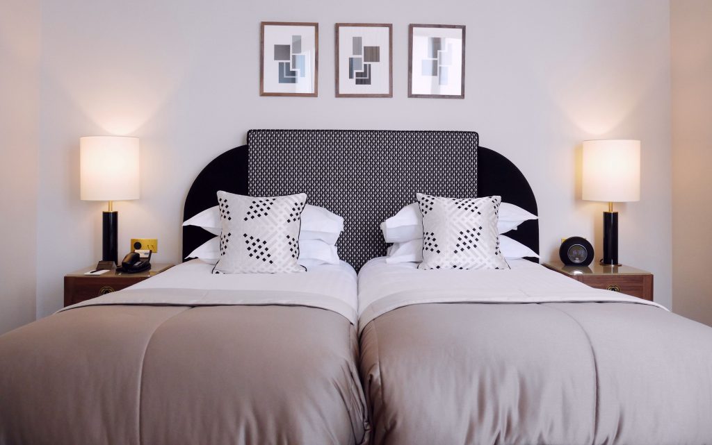 chambre blanc style néo art déco grise