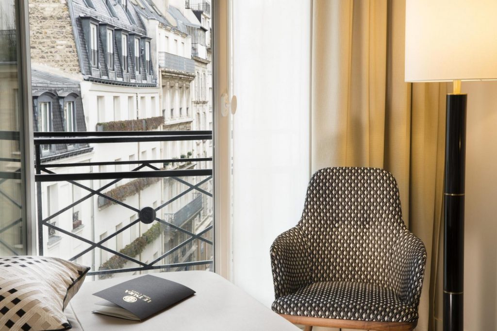 chambre jaune fauteuil hôtel design à Paris 6