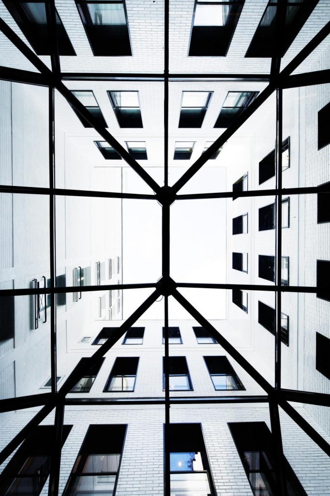 architecture immeuble blanc cour avec verrière géométrique