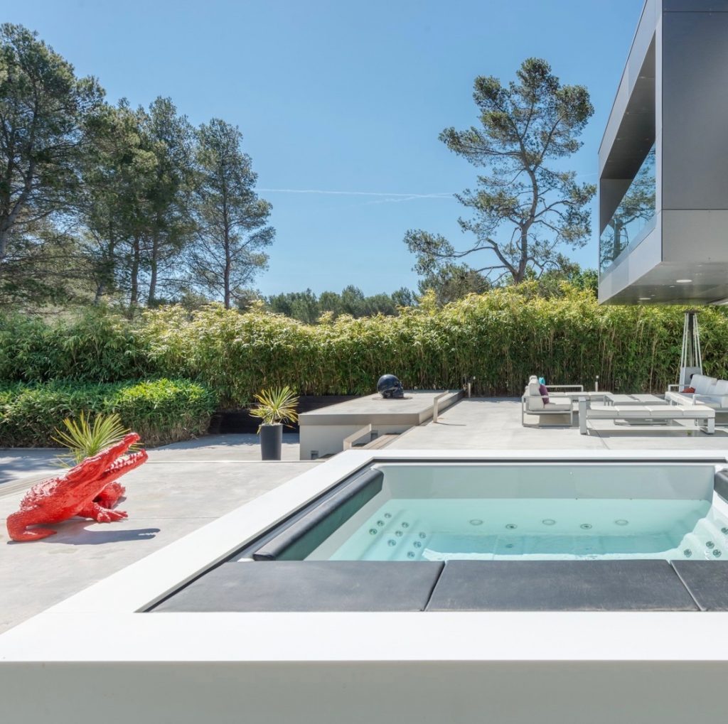 déco extérieure jaccuzi maison beton villa