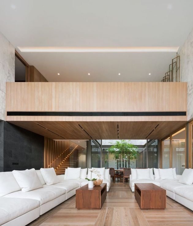 grand salon dans maison en marbre