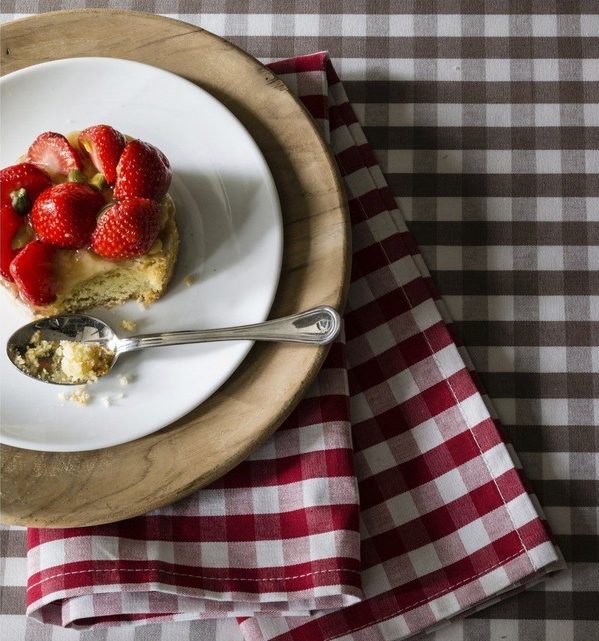 déco vichy autour de la table nappe carreaux noirs et blancs
