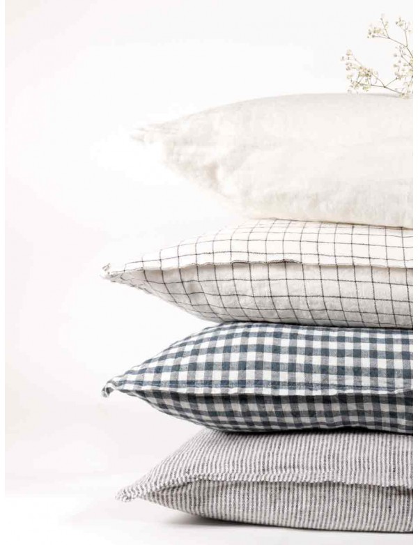 montagne de coussin motif déco vichy noir et blanc