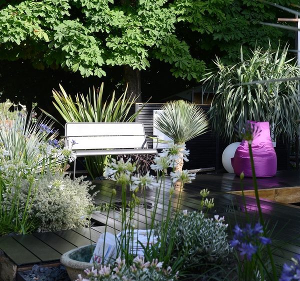 idee jardiniere cour entourée de fleur plante deco