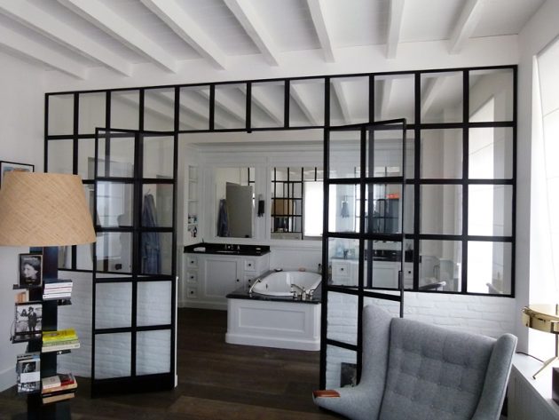 salle de bain avec verriere ouverte sur le sejour