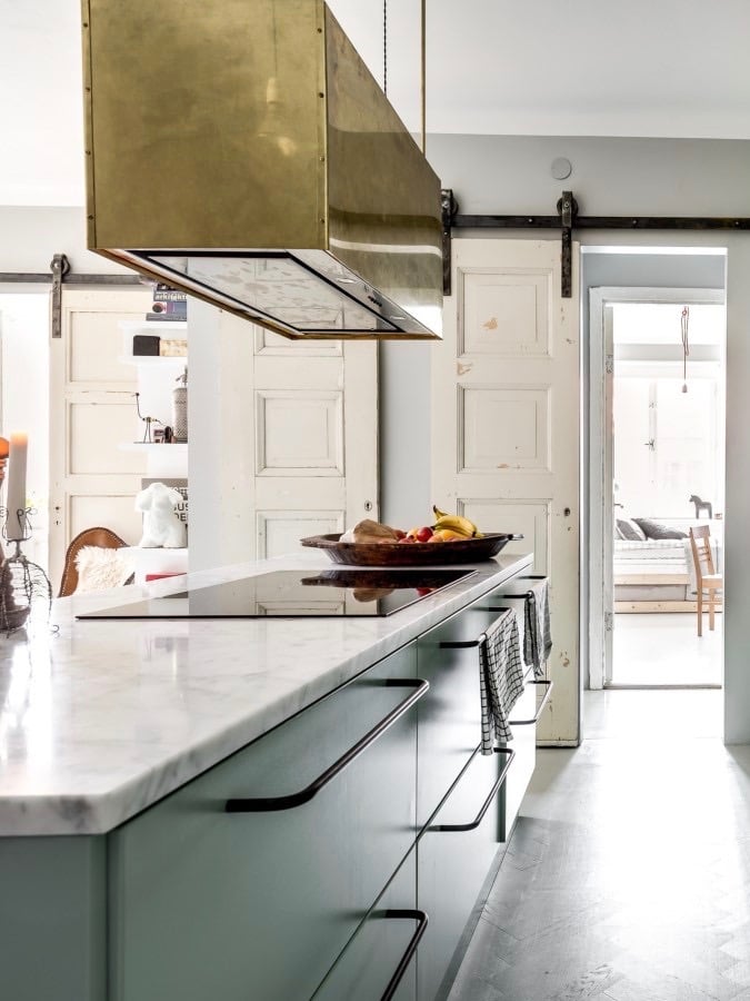 déco industrielle vintage cuisine ouverte vert gris