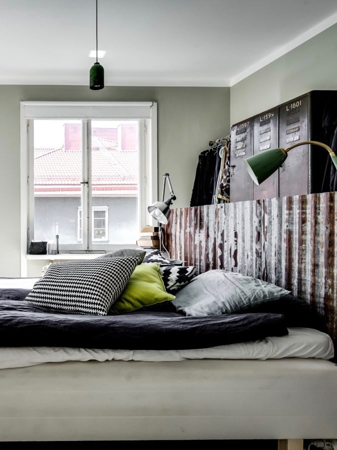 diy tête de lit industrielle avec vieille plaque métallique