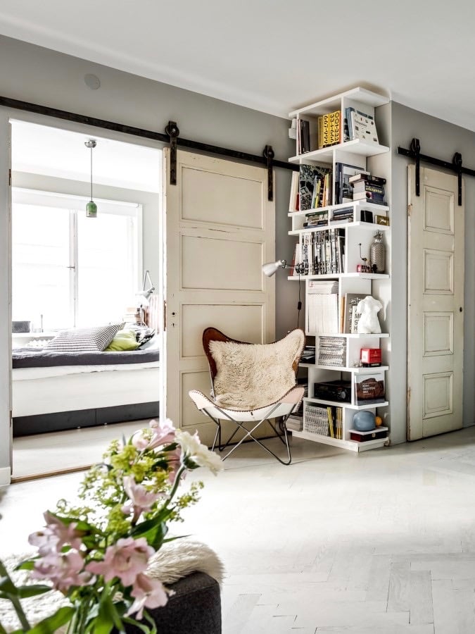 déco industrielle vintage fauteuil papillon fourrure