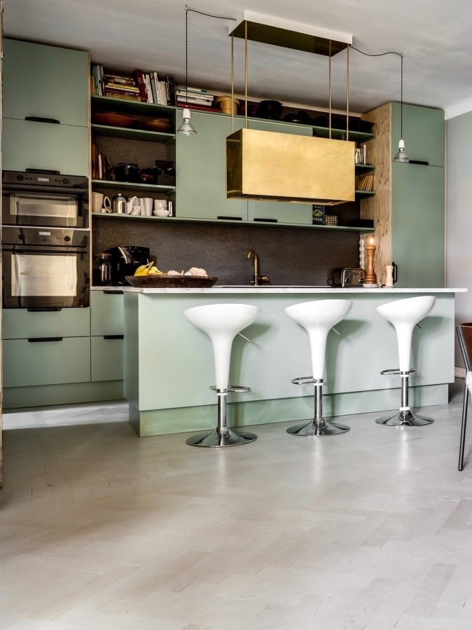 déco industrielle vintage dans la cuisine ouverte verte eau