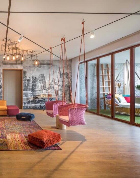 salon multicolore avec papier peint trompe oeil