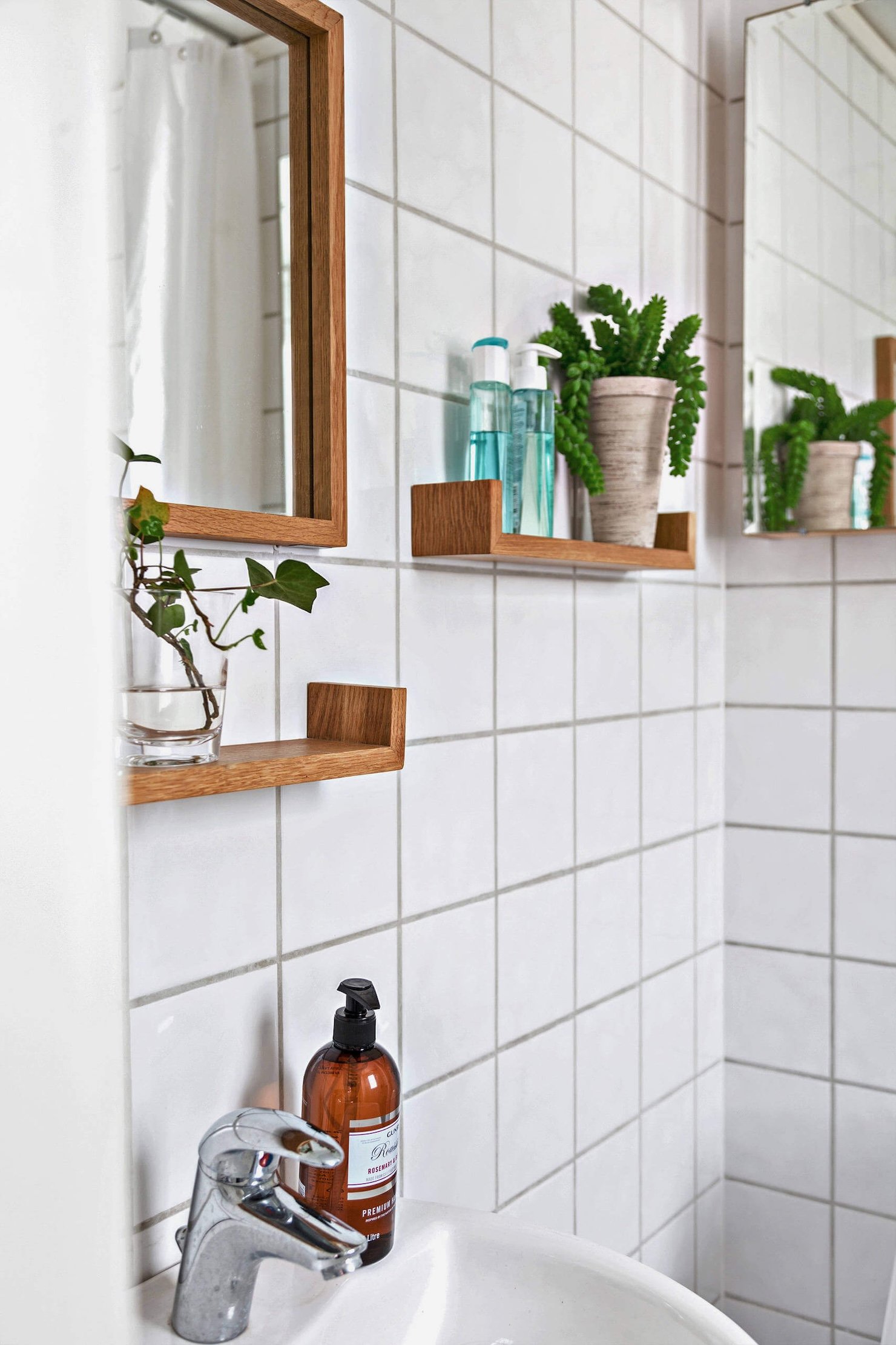 aménagement mini salle douche carrelage blanc étagère fine