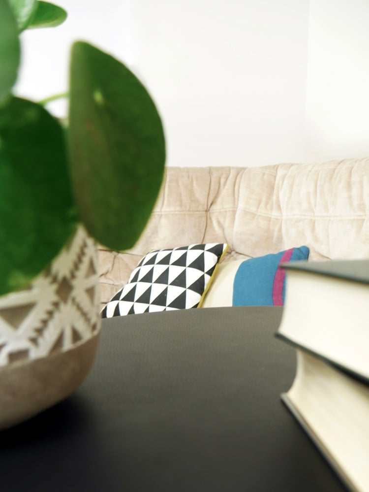 table basse en cuir ronde noir pied laiton design - clem around the corner