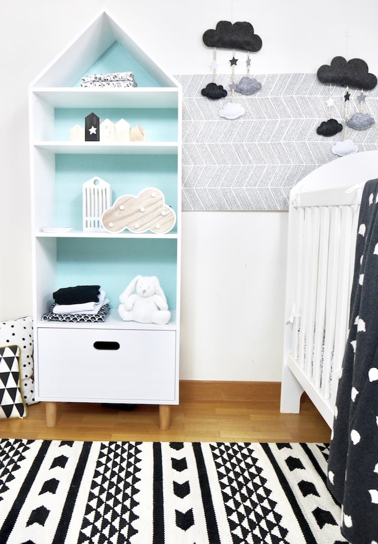 déco chambre bébé en noire et blanche armoire maison
