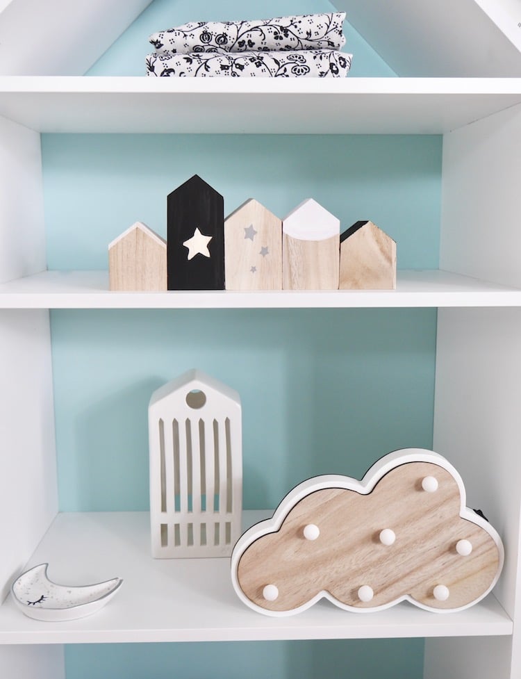 déco chambre bébé en noire et blanche bibliothèque en forme de maison